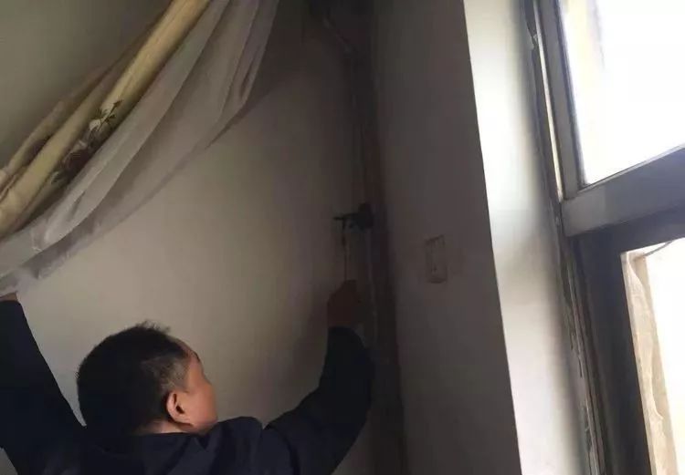 你的家里温暖如春，你可知这个城市有一群暖男在为你抵御寒冬