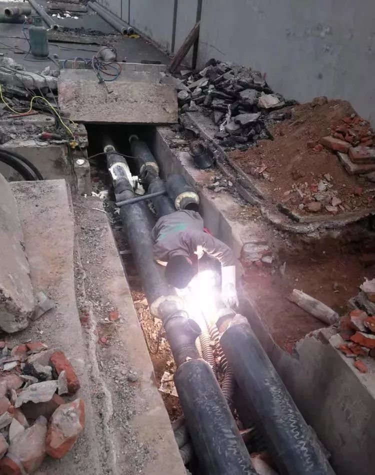 你的家里温暖如春，你可知这个城市有一群暖男在为你抵御寒冬