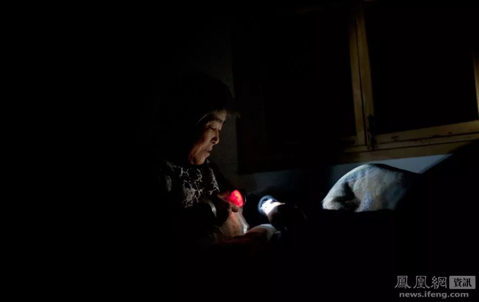 癌症患者挂尿袋和屎袋,患癌人身上带着尿袋