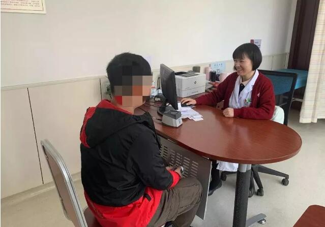 25岁小伙胸部溢乳多年,26岁小伙胸部肥大