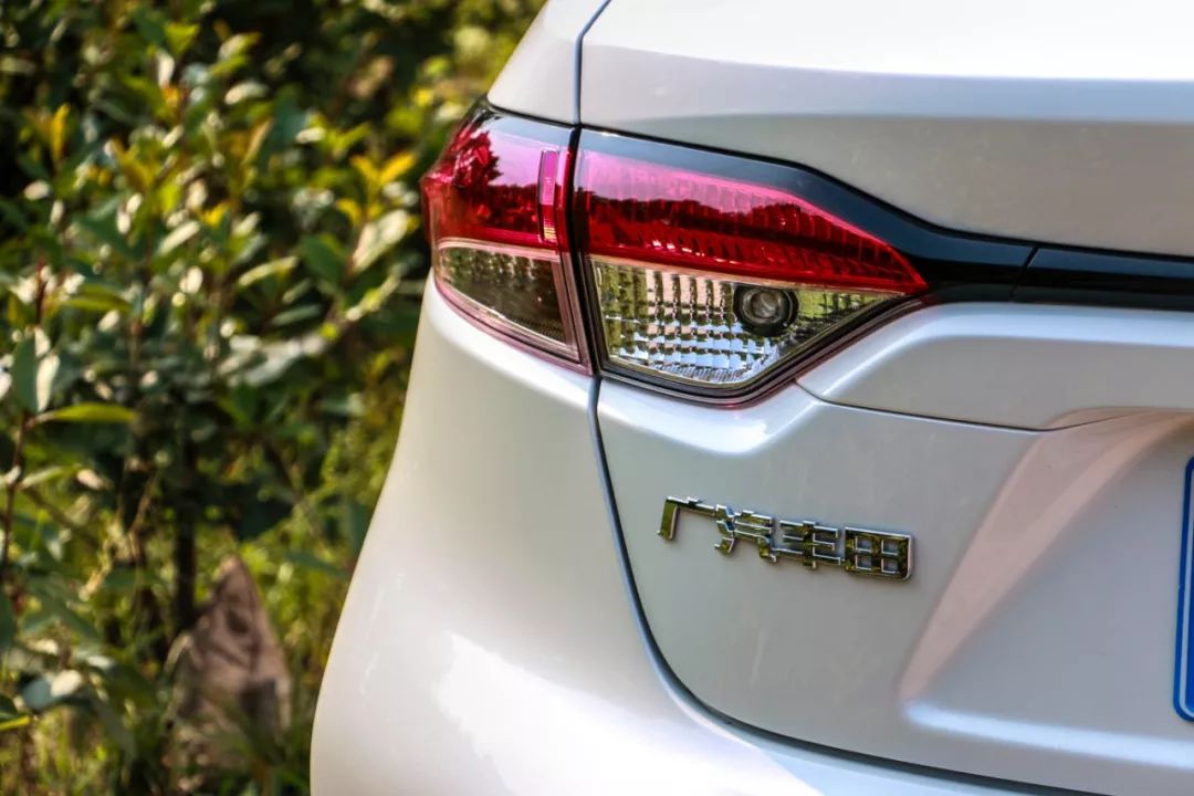 一公里不到五毛钱，油耗就是那么低！安全配置贼好用！90后帅哥警察的第二辆车，是这样个性又时尚的雷凌