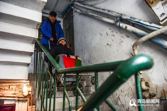 爱的发明家！青岛一老人为妻子研发“爬楼轮椅”，如今又为邻居免费制作