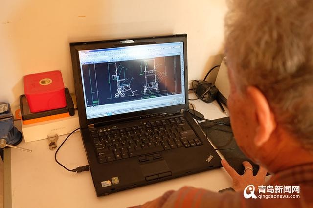 爱的发明家！青岛一老人为妻子研发“爬楼轮椅”，如今又为邻居免费制作