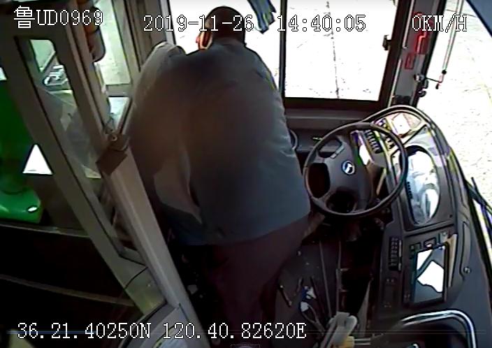 男子手机不慎掉入电梯缝,不小心把手机丢进公交车的零钱箱