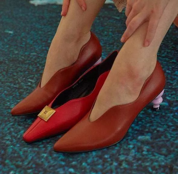 看中一个包包看了很久还是喜欢,看上了一款新款包包