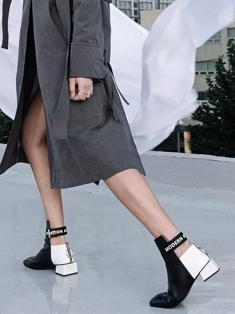 看中一个包包看了很久还是喜欢,看上了一款新款包包