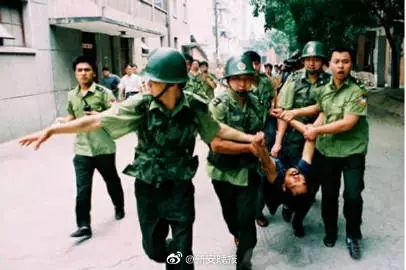 杀人女魔头劳荣枝朋友圈曝光！揭开20年前连杀7人案件细节：*诱色**绑架并锁进钢筋牢笼拘捕枪战视频曝光