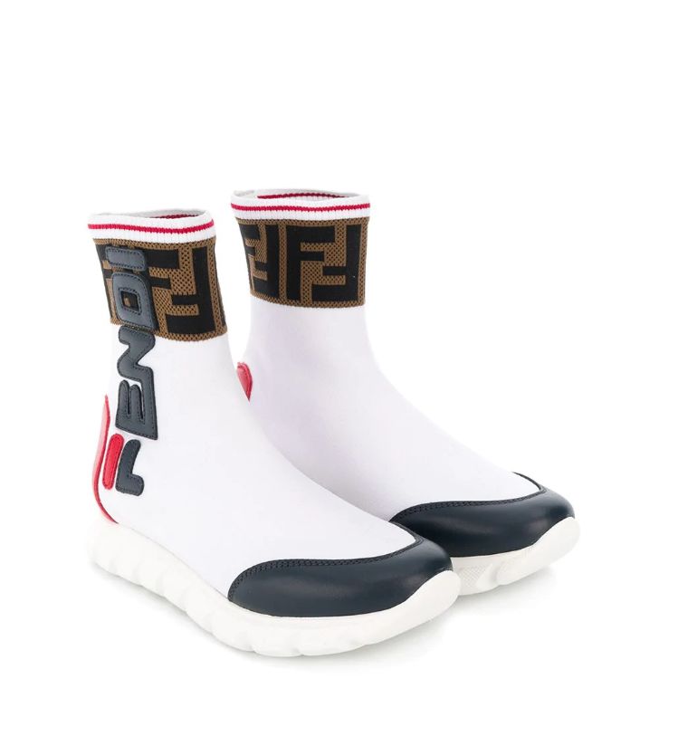 打出生起就坐拥23亿身家！英伦萌娃界新贵的时尚经|OK!Baby成为TA