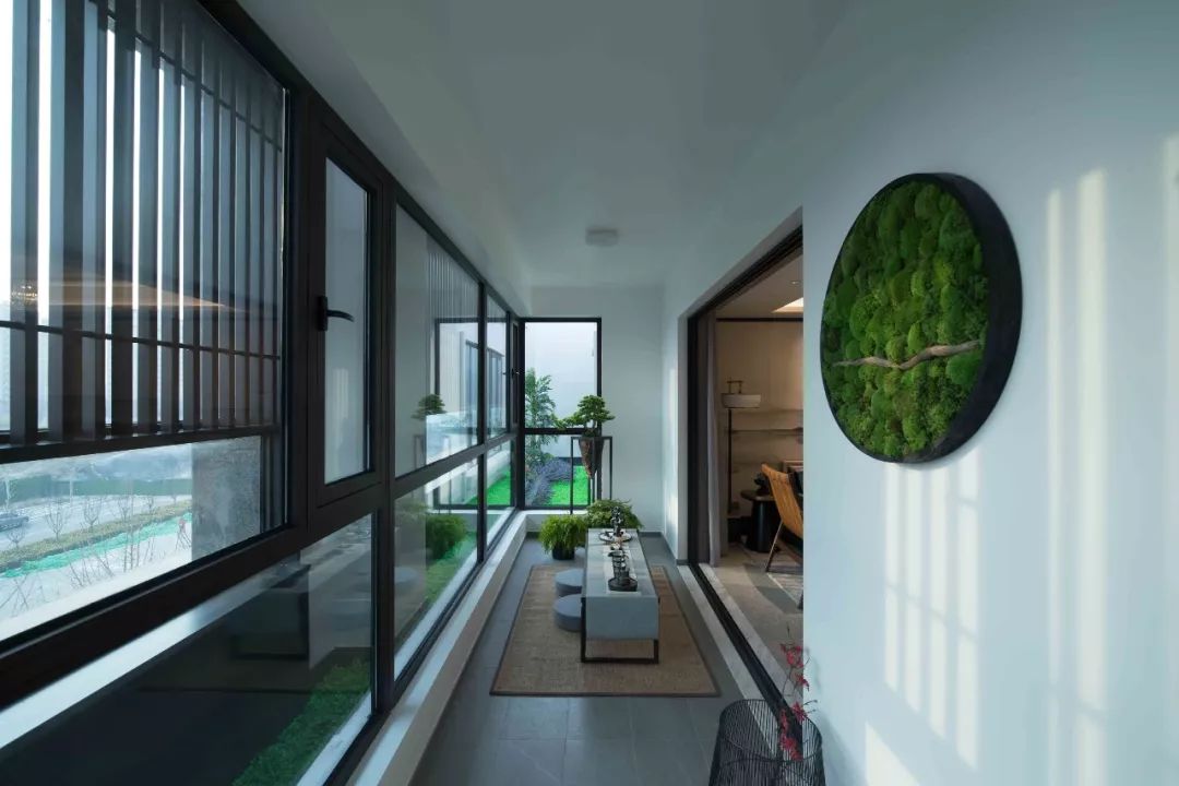 一路之隔北龙湖，谁是城市新主角？