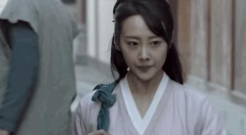 在李纯的高铁化妆视频里,我发现了女明星画眼影的新潮流