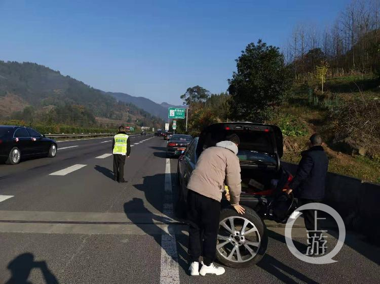 急坏了！接新娘途中婚车在高速路爆胎，不会修怎么办……