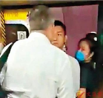 香港黄记被法国警察炸伤还赞好温柔梁振英批：洋奴心态