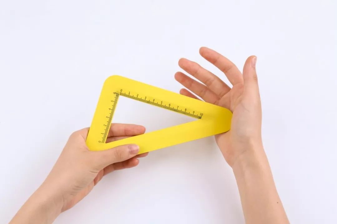 这个遥控器叫“挤粉刺”，按的时候就像我们在挤自己的青春痘