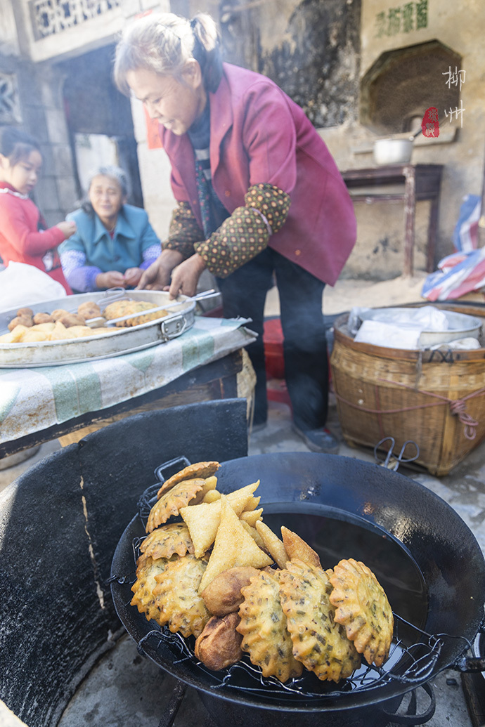 这个古镇好奇怪，门前放元宝，商号大门开洞，城隍爷与关二爷作伴