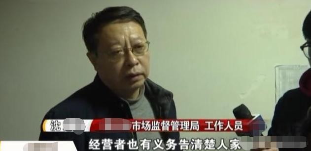 女子脚上拔出黑刺,女子脚底被一根刺扎伤了