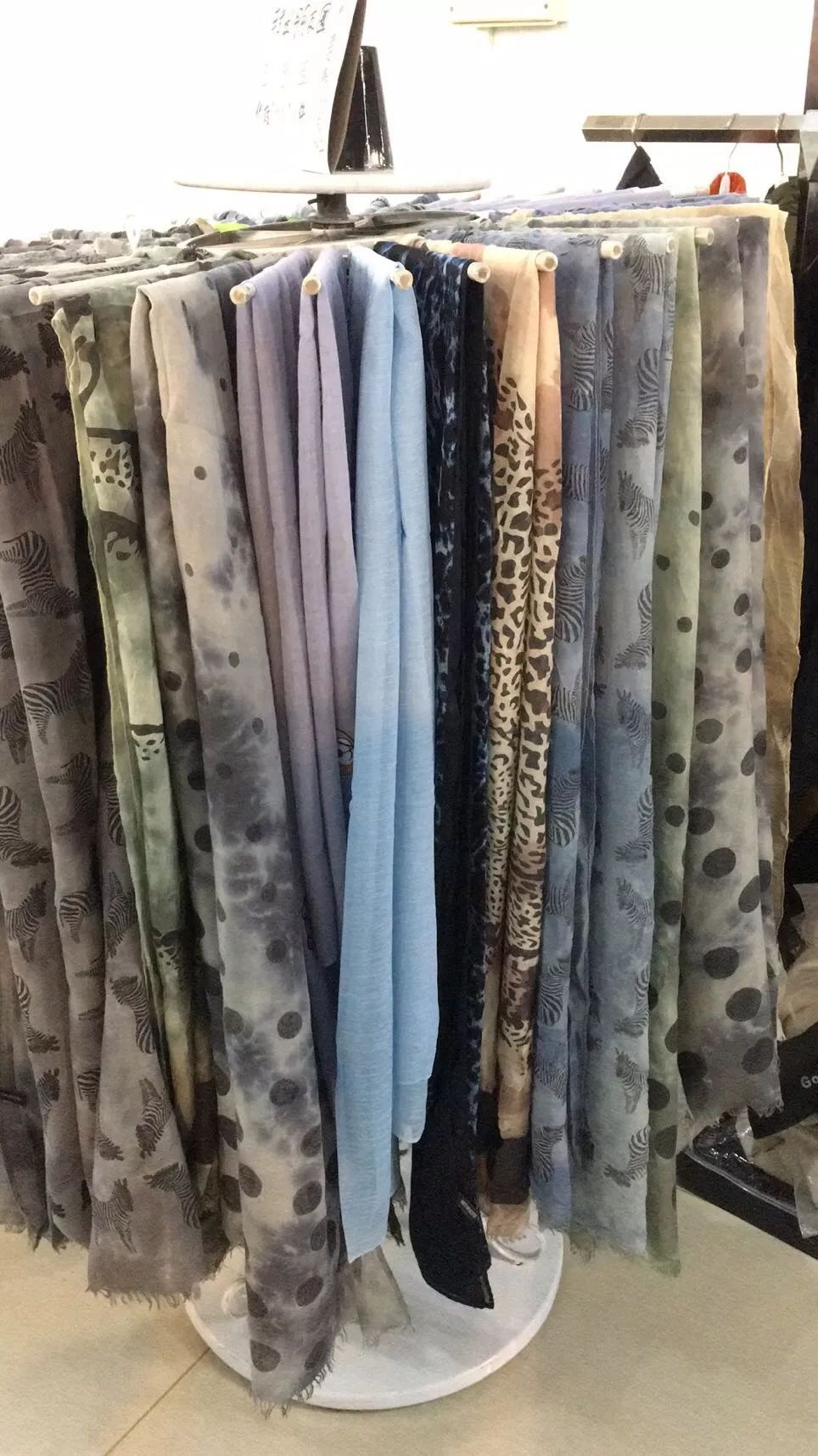 品牌羽绒服工厂99清仓,番禺南村羽绒服厂家清仓