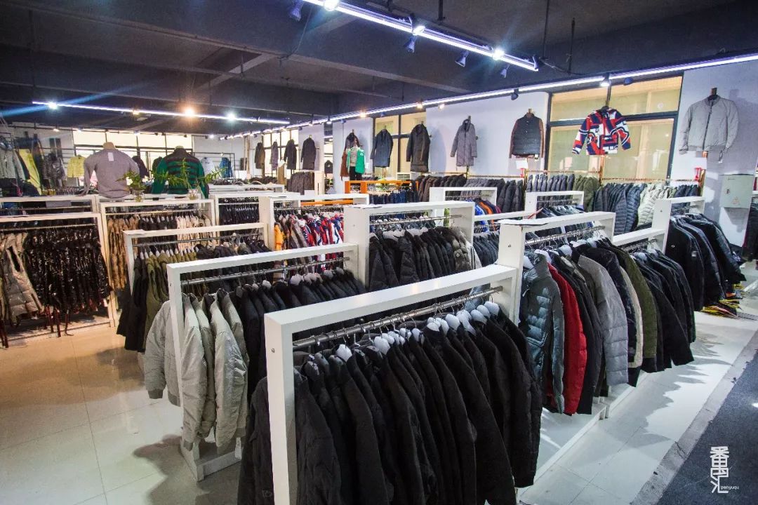 品牌羽绒服工厂99清仓,番禺南村羽绒服厂家清仓