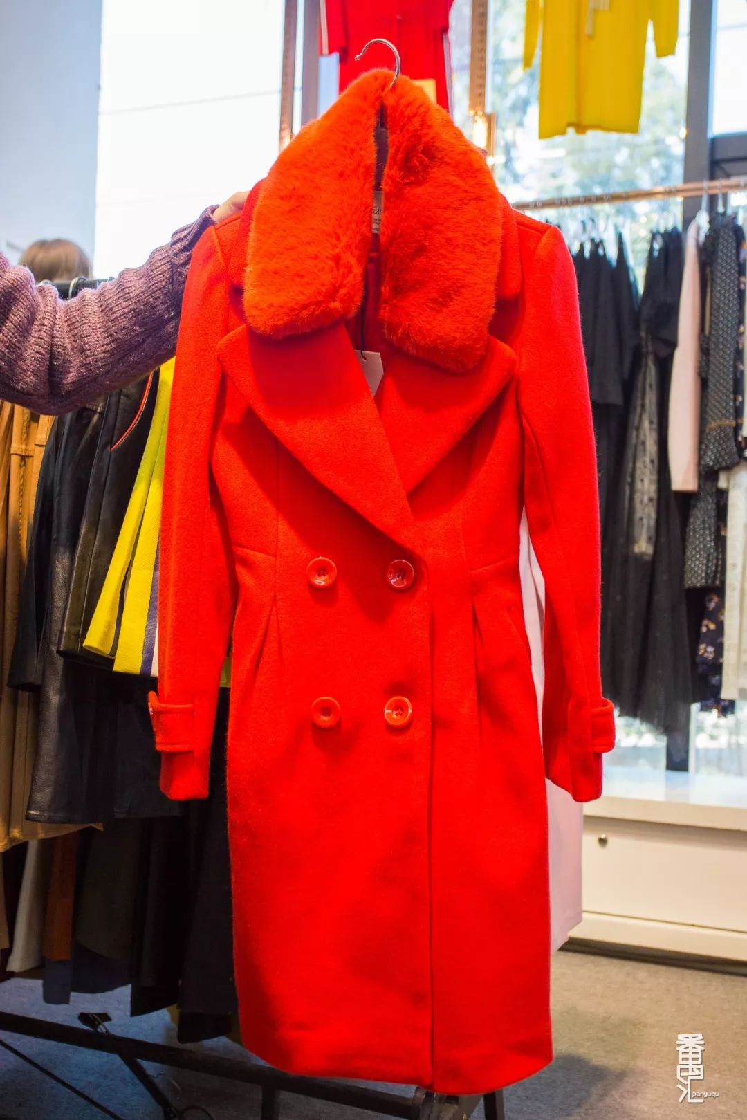 品牌羽绒服工厂99清仓,番禺南村羽绒服厂家清仓