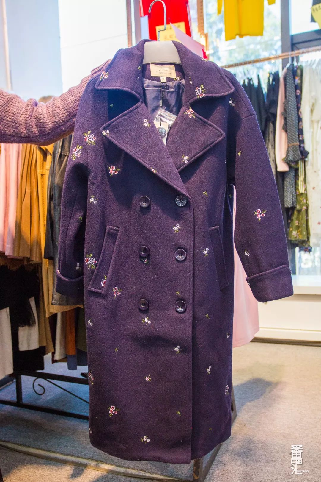 品牌羽绒服工厂99清仓,番禺南村羽绒服厂家清仓