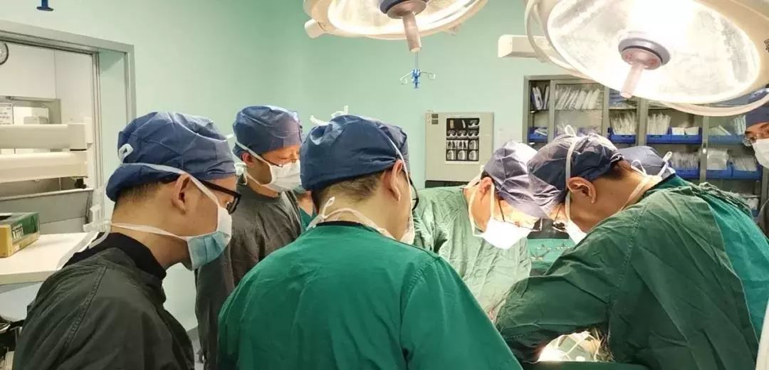 鱼刺卡住喉咙吞饭引危险,吃鱼吞了一根鱼刺开胸手术