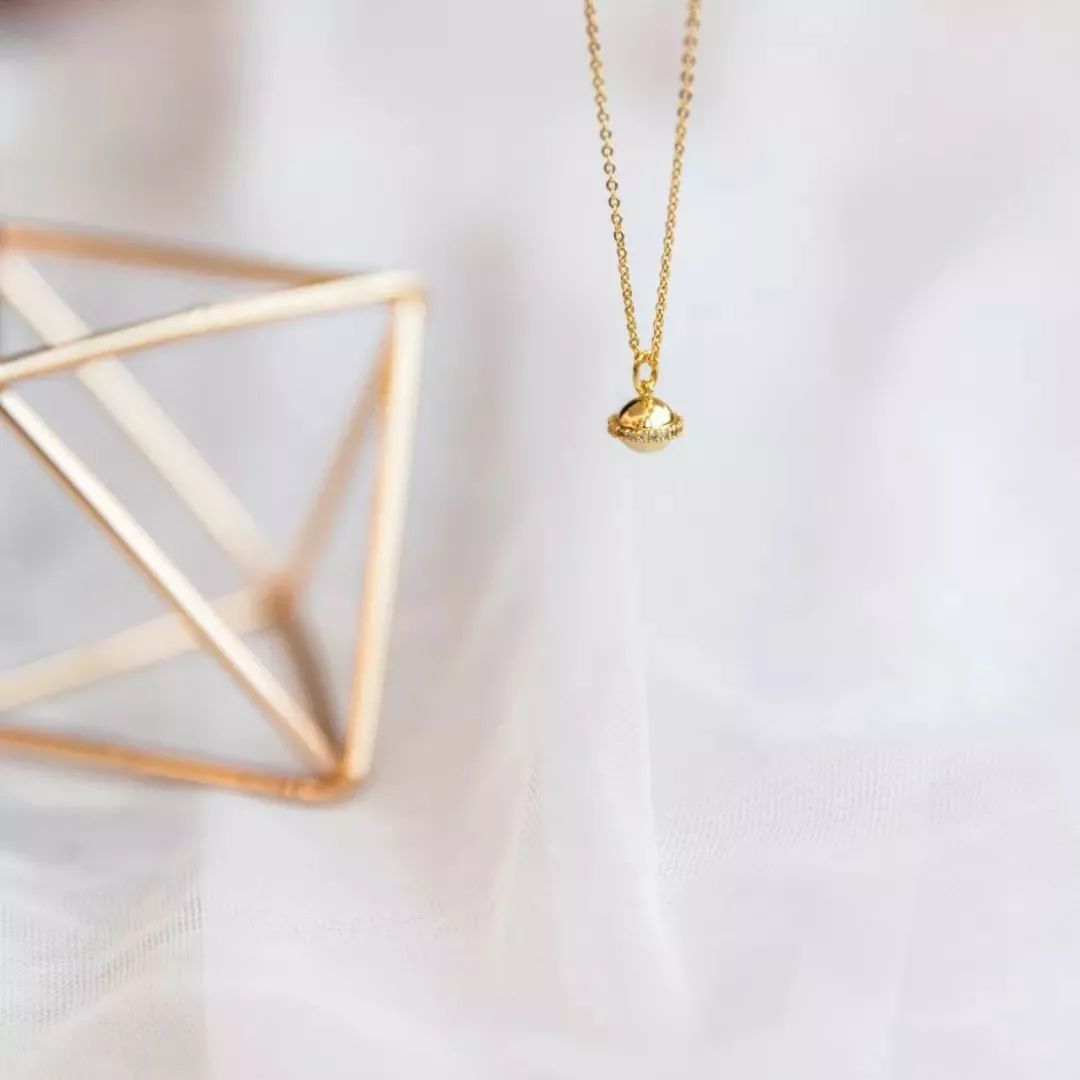 聊时尚|年末想要气场全开，你需要这些点“金”之笔