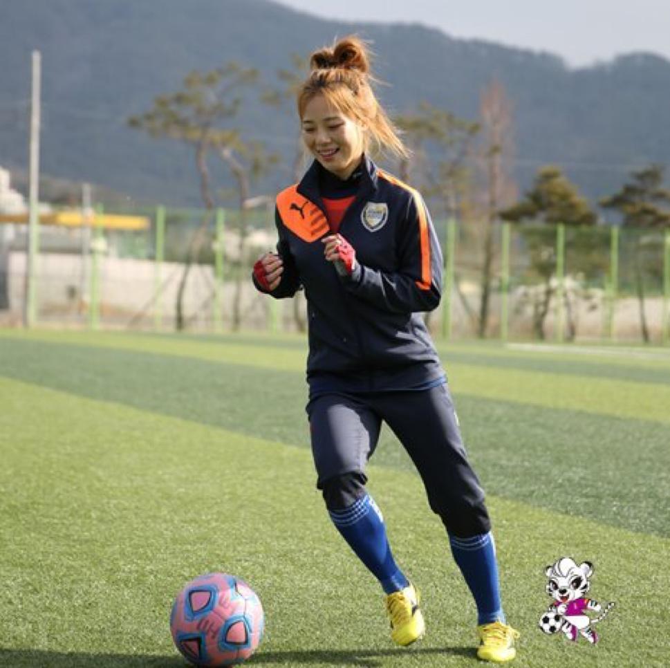 足球女神周秀珍撞脸秀智？她究竟是谁？