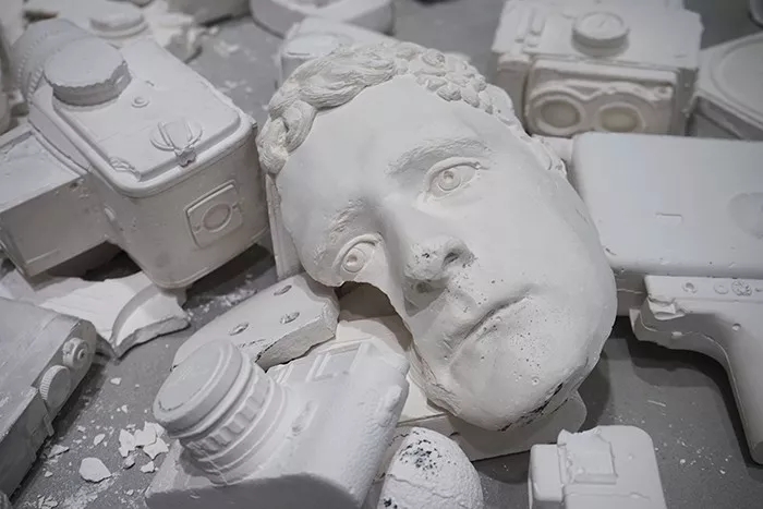 看他的“时间废墟”，世界观崩塌