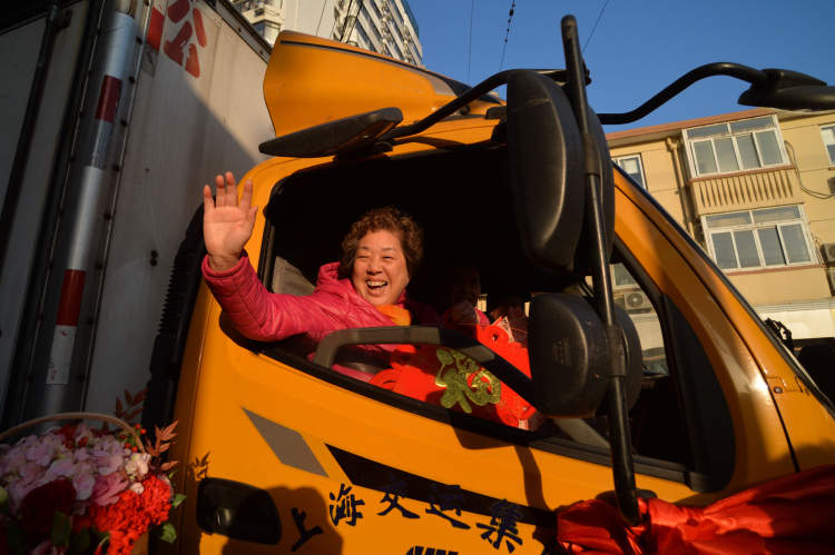 2.5万人次青年突击队助推旧改静安育群中学西块和241、242街坊居民今集体搬迁