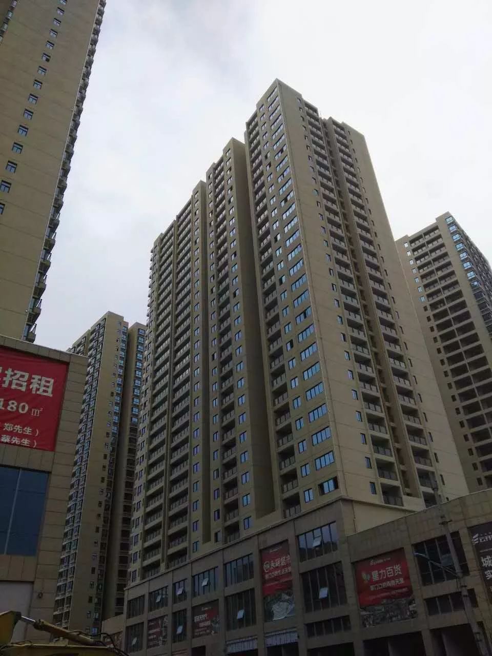 居民楼惊现SOS求救？邻居赶紧报警，结局猝不及防…