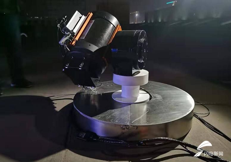 「量子」黑科技？山东上空一束红光射向天幕，被一个绿点接收……