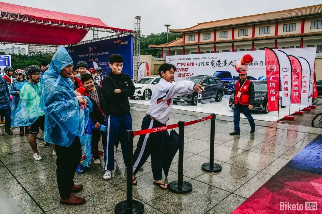 妈祖脚下冷雨战2019环大湾区自行车赛汕尾总决赛