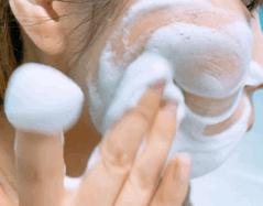 脸上搓下来很多泥,脸上搓出黑头