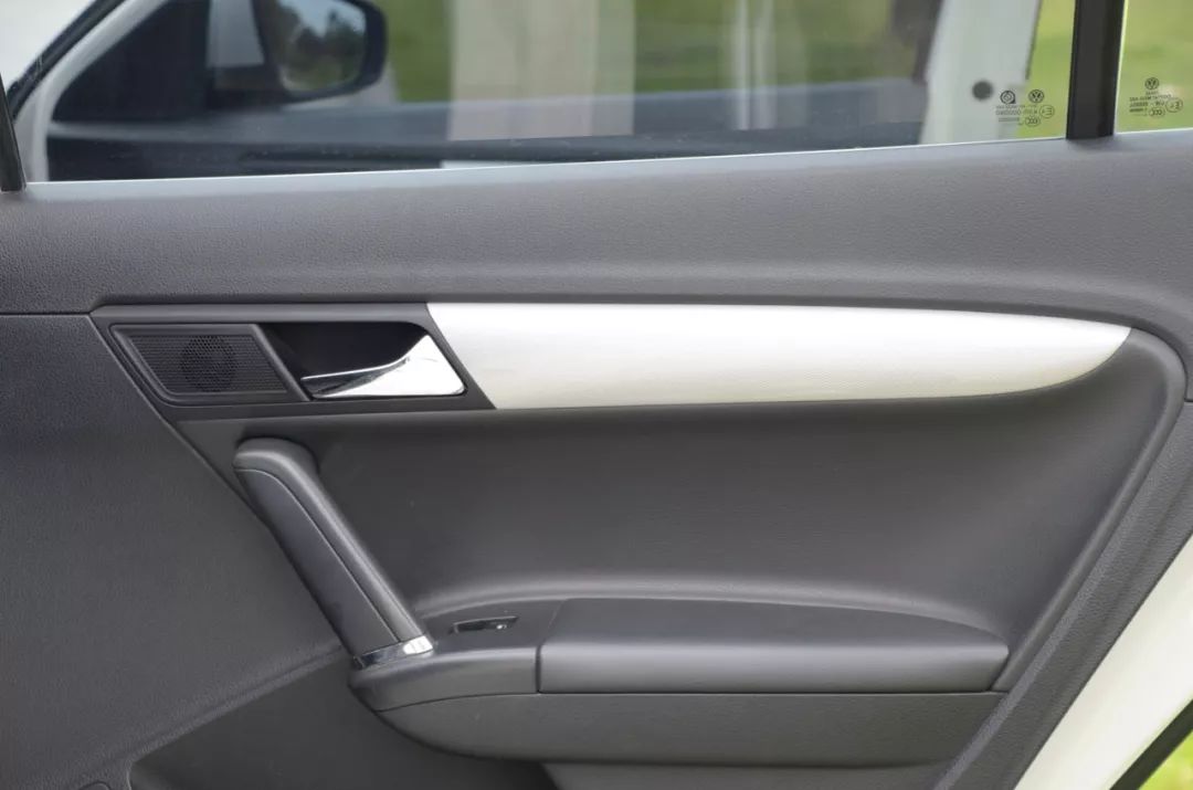 左手丰田右手大众,只花了不到5w成为人生赢家!这辆二手的朗行配置不输自家的卡罗拉!车主赚到了