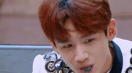 赵丽颖王一博录节目蓝色吊带上衣,赵丽颖王一博快本对视说话