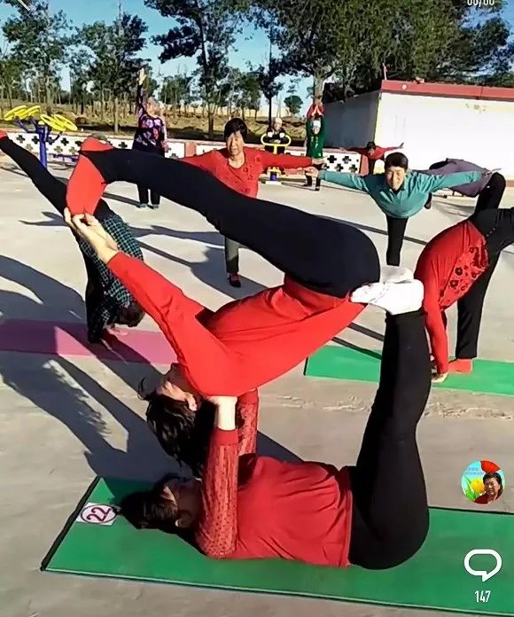 边种地边劈叉，土味瑜伽到底有多骚？