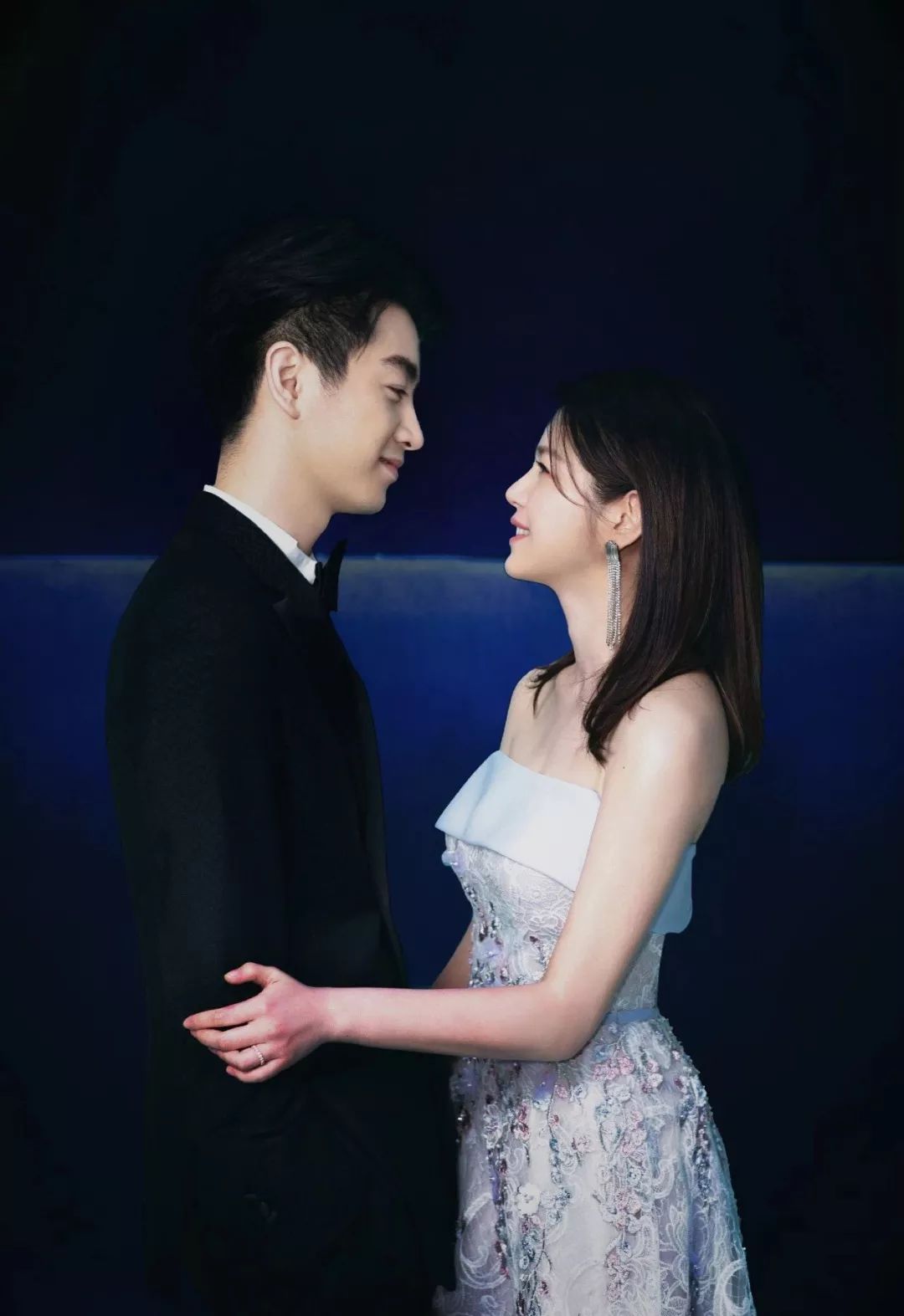 旧情再提，冷眼相对，娱乐圈小甜甜又双叒被曝婚变？