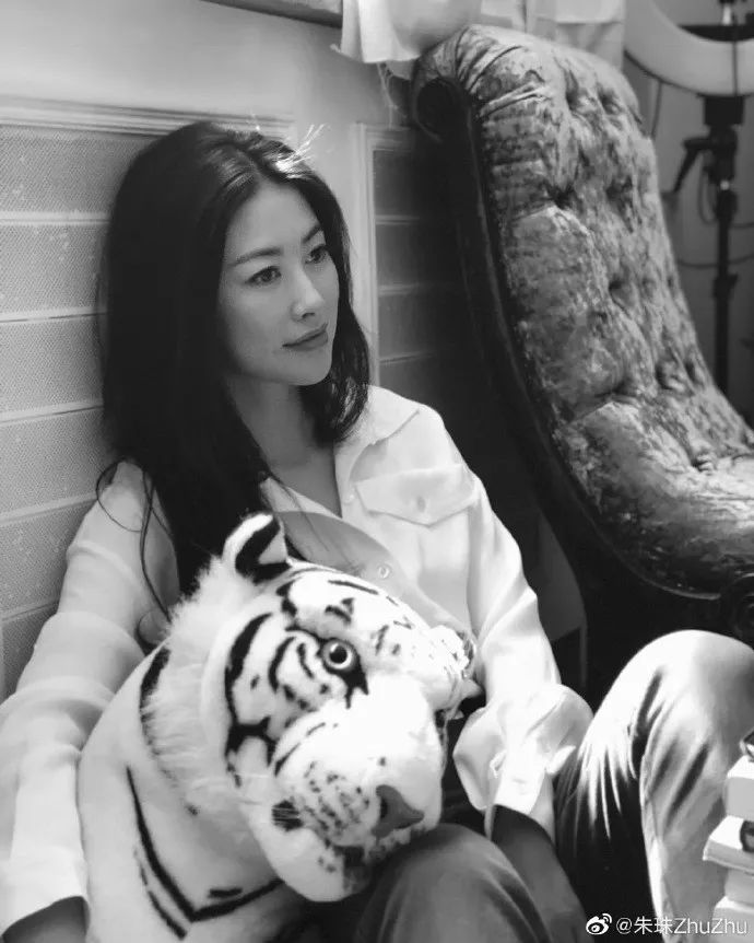 连续8年蝉联全球最美100人，35岁性感*物尤**凭美胸翻红，网友：我就是馋她身子