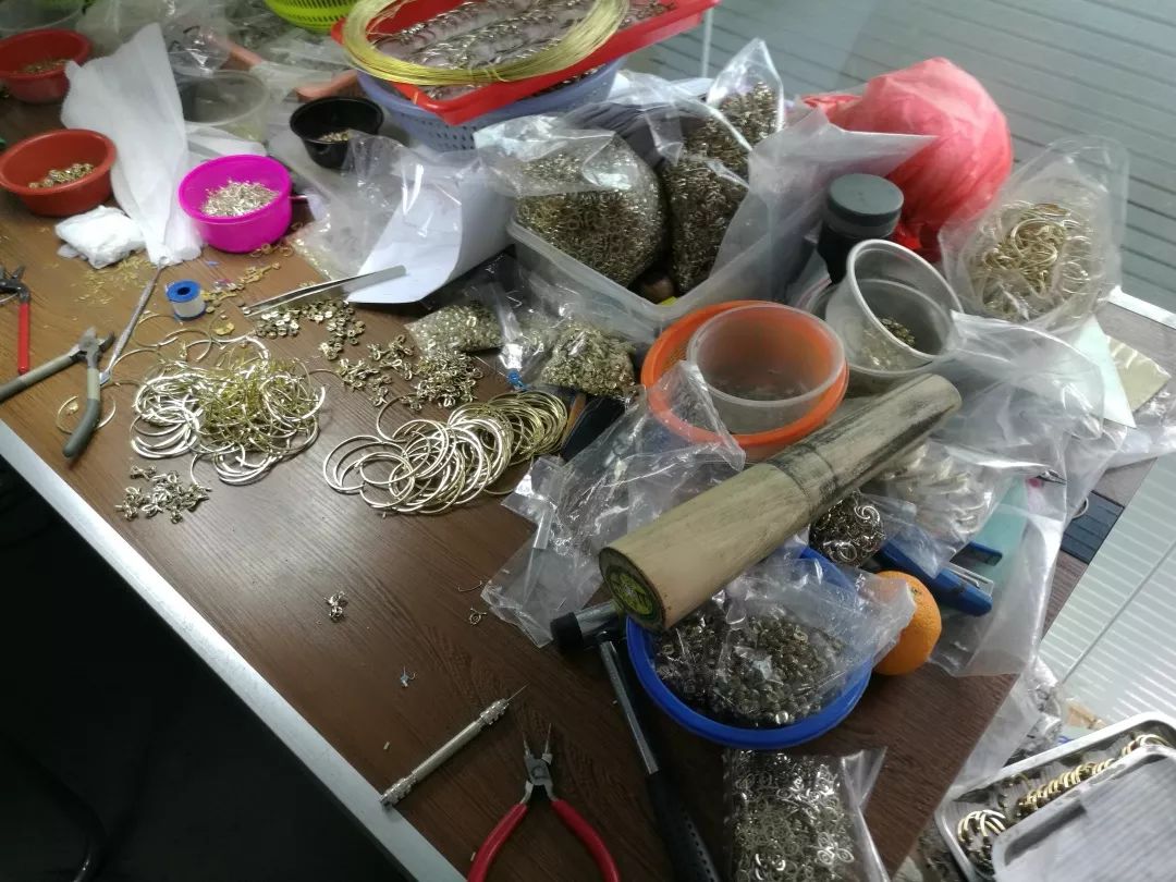 执法人员揭露珠宝店,执法人员现场查处商家谎话连篇