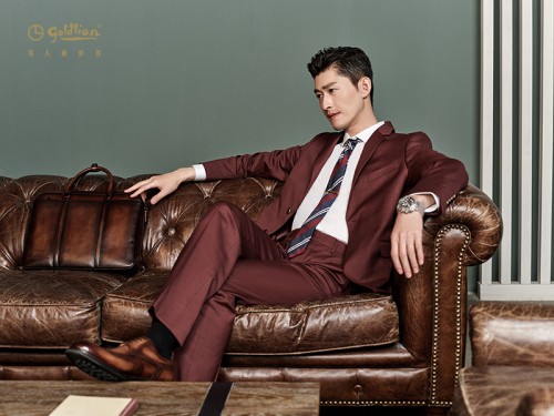 张翰同款克罗心卫衣,张翰最新代言金利来的鞋子