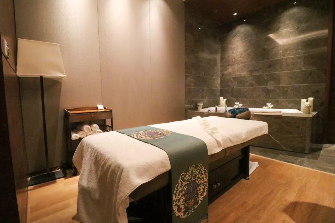 青岛无边泳池温泉度假,一线海景可以泡温泉