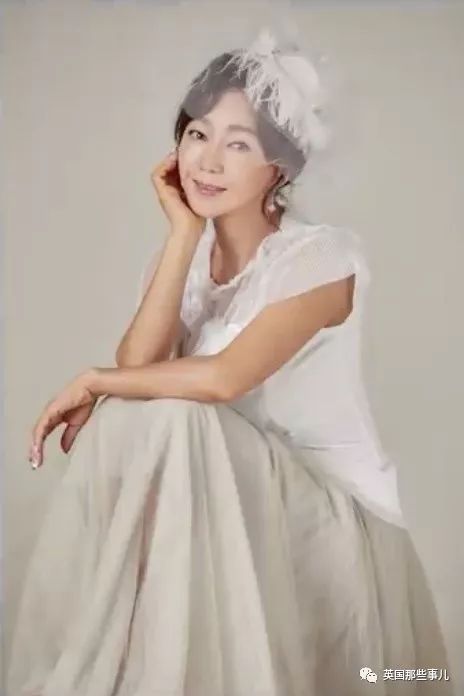 跟儿子登上杂志封面被以为是姐弟恋，这姐姐居然已经64岁了