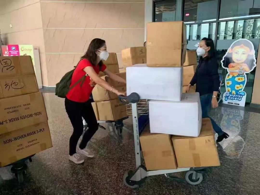 点赞!设法买到口罩防护服,导游领队“人肉”带回