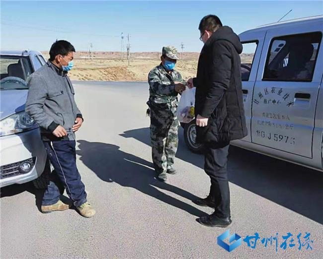 甘州区平山湖蒙古族乡*党**员干部代购物资获农牧民点赞