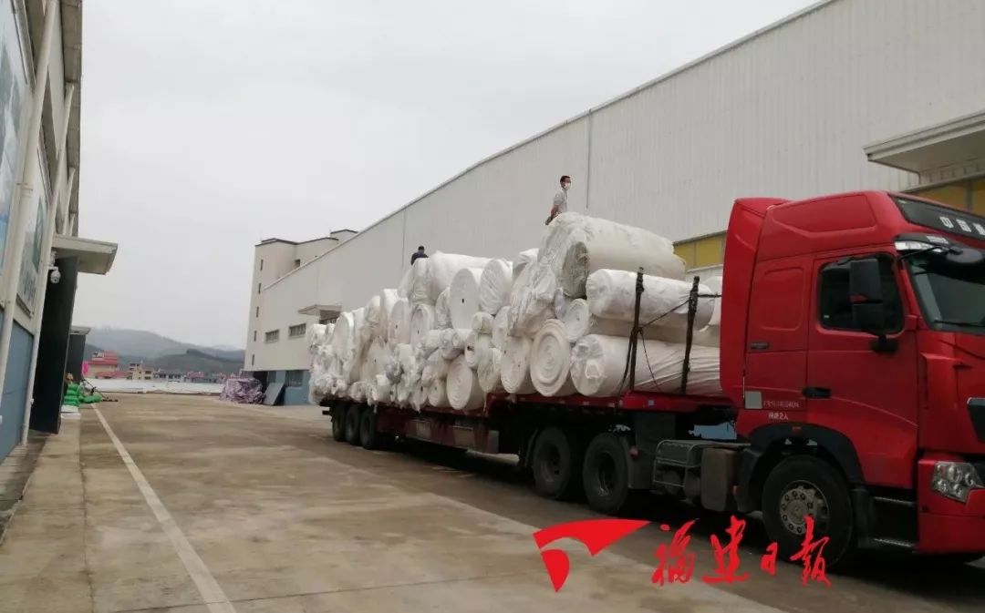 中国企业紧急转产口罩防护服,企业转型生产口罩防护服