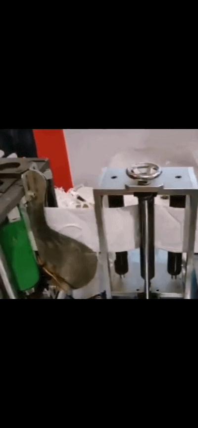 中国企业紧急转产口罩防护服,企业转型生产口罩防护服