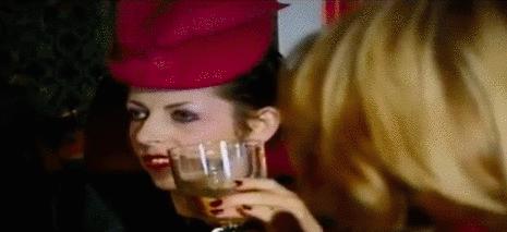 知道你们无聊，于是请来这些时装大师，陪你们一起宅在家中