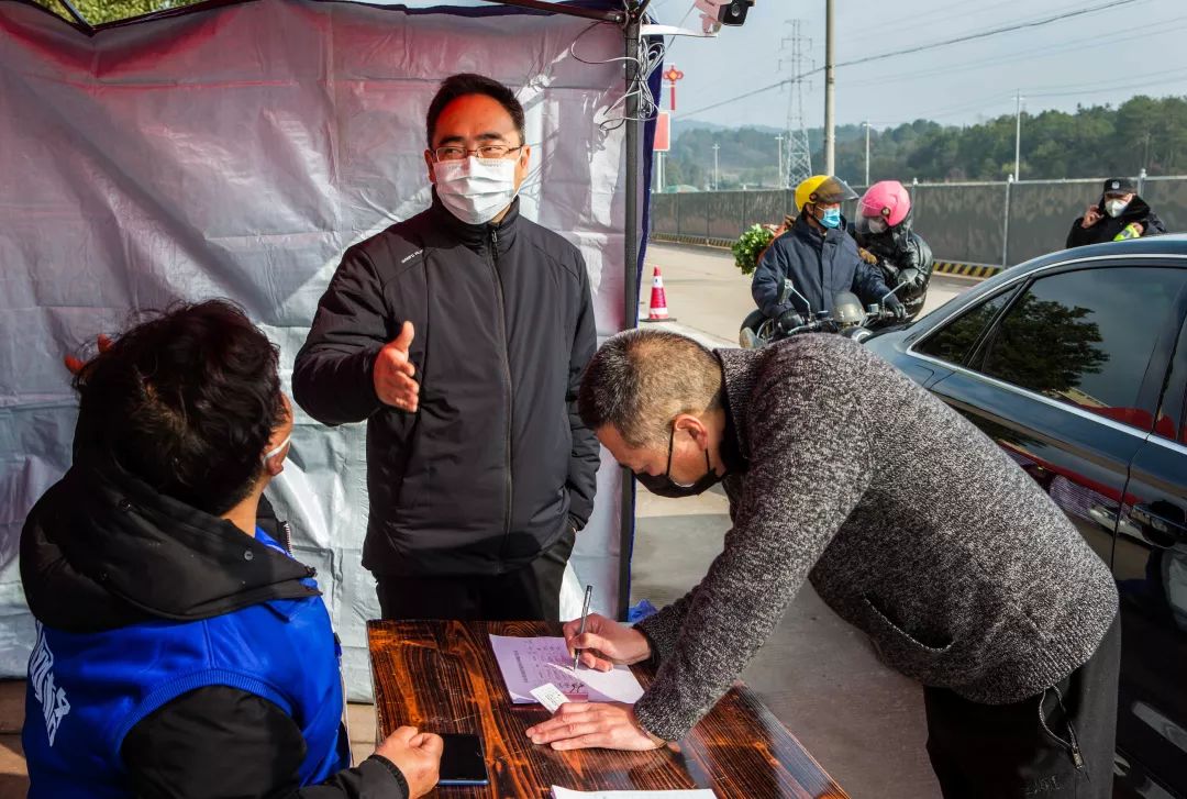 抗击疫情记者对警察的采访,媒体直击海曙青林湾西区防疫现场