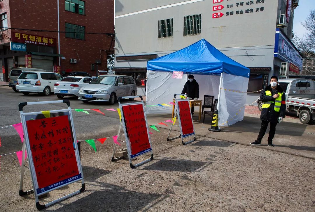 抗击疫情记者对警察的采访,媒体直击海曙青林湾西区防疫现场