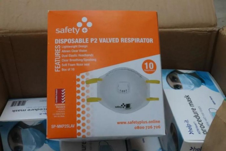 赞!新西兰的泗阳老乡寄回一箱医用口罩