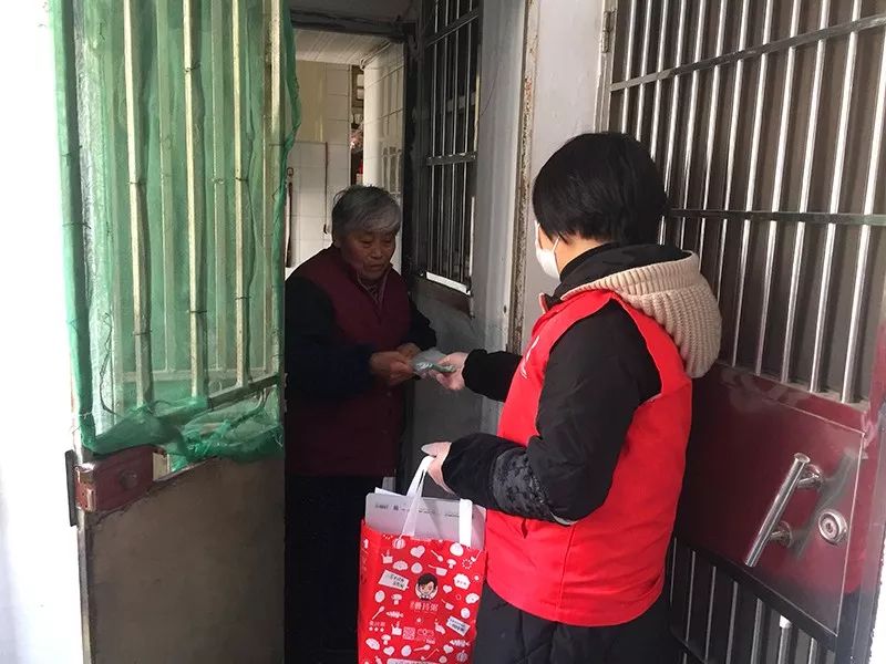 代购蔬菜、送药上门……吴淞这群居委干部开启新“副业”